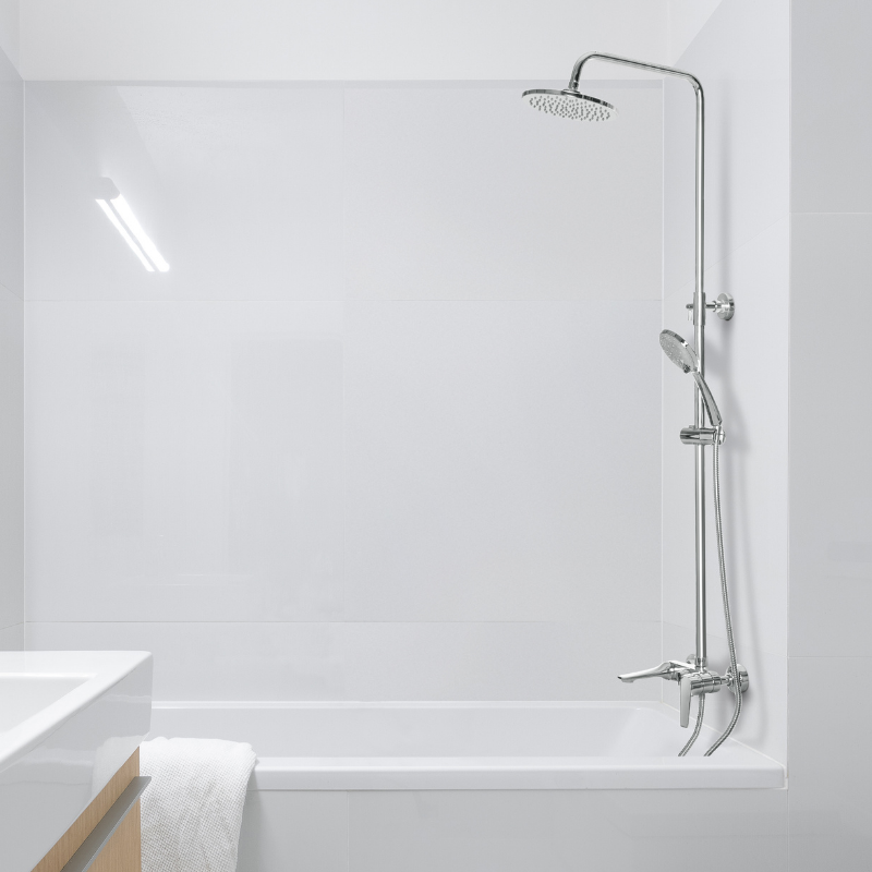 Deszczownia z baterią wannową - kompromis między wanną a prysznicem